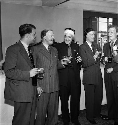 Miembros del Guinea Pig Club brindan durante una cena en 1949.