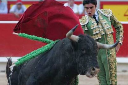 Miguel Ángel Perera, en su segundo toro, al que cortó una oreja.