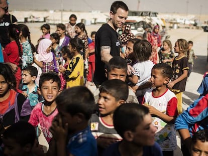 El actor Ewan McGregor visita a los ni&ntilde;os del campo de refugiados de Debaga (Irak). 