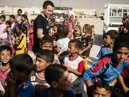 El actor Ewan McGregor visita a los ni&ntilde;os del campo de refugiados de Debaga (Irak). 