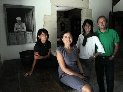 Elisa, Ángeles, Camino y Adolfo, cuatro de los hijos de Delibes, en su primer año en Sedano sin el gran escritor.