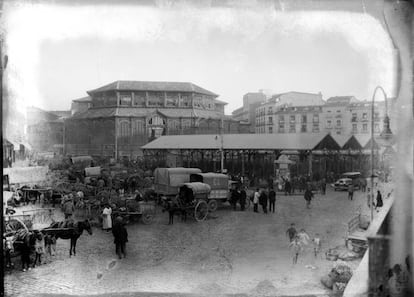 1930 (aproximadamente). El primer mercado cubierto de la Cebada, uno de los más importantes de Madrid.
