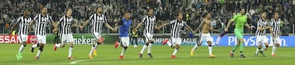 Los jugadores de la Juventus celebran el triunfo con la grada.