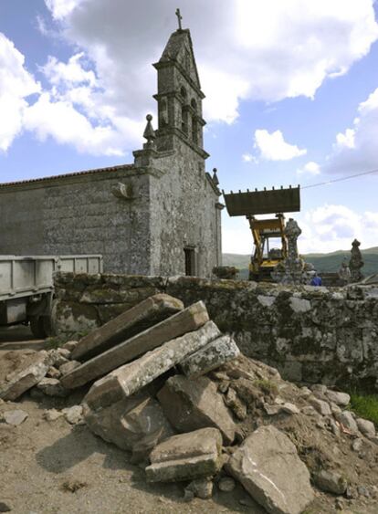 Las palas remueven lápidas centenarias en Ourense.