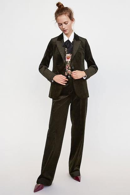 La otra opción para lucir la tendencia huyendo del marrón es el verde monte. Zara lo prefiere en esta tonalidad y en proporciones más moderadas y menos oversize. El blazer cuesta 69,95 y el pantalón no está disponible en la web.