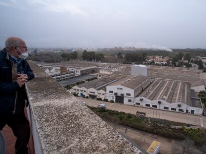 Juan José López, 67 años, mira el complejo industrial de Santana Motor, semiabandonado, donde trabajó hasta 2002.