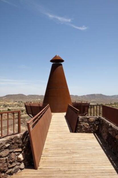 Torre minera del siglo XIX restaurada por Castillo y Miras en Lucainena de las Torres, Almería
