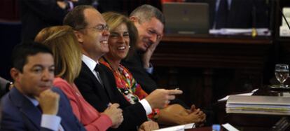 El alcalde Ruiz-Gallardón, junto a la concejal Ana Botella y otros miembros del equipo de gobierno municipal durante el debate del estado de la ciudad.