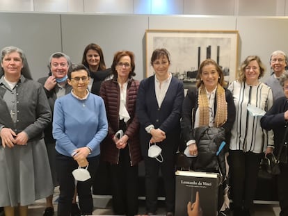 Los directores de los 11 centros afectados, en la Consejería de Educación antes de la reunión con la Comunidad de Madrid. De izquierda a derecha, Antonia Rodríguez de Paz (del María Inmaculada, de Fuencarral); Encarnación Avilés (del López Icuña); María Victoria Gómez (del Nuestra Señora del Pilar); Soledad Ferreras (del San Juan de Dios); Almudena Alemany (del Jesús María); Azucena de la Cruz (del Santa Ana y San Rafael); Inmaculada González-Pola (de la Institución La Salle); Montserrat Cortinas (de La Salle Sagrado Corazón); Nieves Ruiz (del María Inmaculada de Ríos Rosas); Rosario Cardo (de Escuela Profesional Javeriana); Manuel de Castro (presidente de Escuelas Católicas de Madrid); y Crispín Megino (de La Inmaculada-Padres Escolapios)