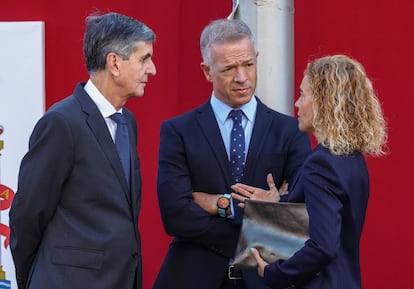 El presidente del Tribunal Constitucional, Pedro González-Trevijano y los presidentes del Senado y del Congreso, Ander Gil (en el centro) y  Meritxell Batet, durante el desfile militar del pasado 12 de octubre.