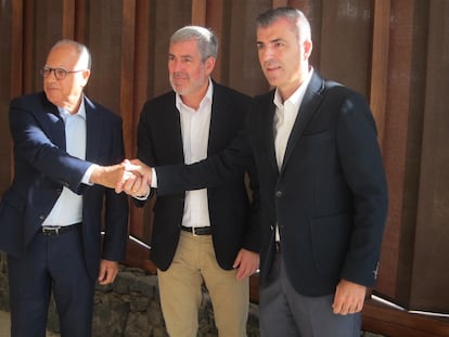 El secretario general de ASG, Casimiro Curbelo (izquierda), el secretario general de CC, Fernando Clavijo (centro) y el presidente del PP de Canarias, Manuel Domínguez, en la firma del pacto de Gobierno en Canarias este jueves en Santa Cruz de Tenerife.