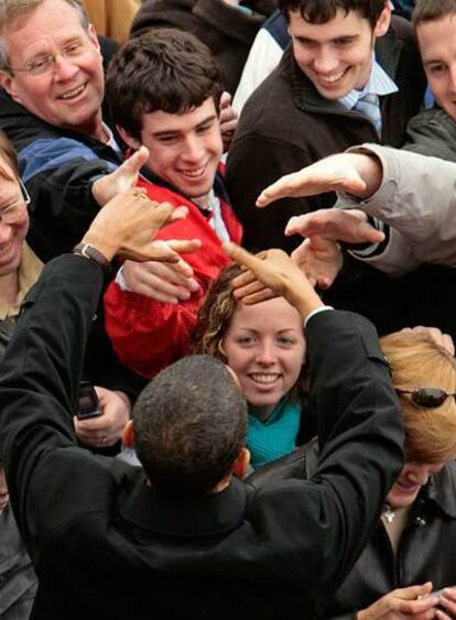 Obama saluda a algunos de los casi 400 partidarios que ayer no pudieron entrar al mitin que ofreció en New Hampshire.