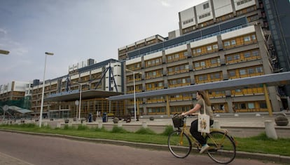 Una mujer va en bicicleta por un campus holandés.