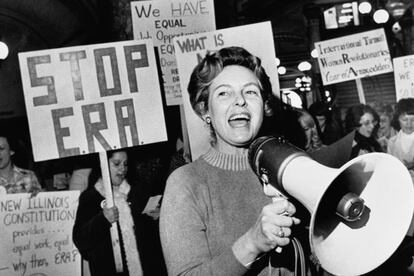 Schlafly pasó a la historia en 1972, cuando encabezó la campaña contra la llamada Enmienda de la Igualdad de Derechos (ERA).