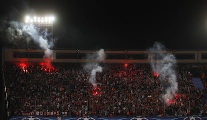 Varias bengalas encendidas durante el Atlético-Benfica.