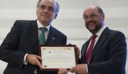 Andrés Urrutia junto al presidente del Parlamento europeo, Martin Schulz, este miércoles en Bruselas tras recibir el premio Ciudadano Europeo.