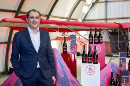 Rolfo Bastida, director general de Bodegas Ramón Bilbao, con su vino Viñedos de Altura, en Madrid.