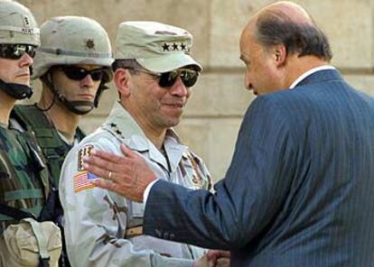 El general Ricardo Sánchez, jefe de las tropas estadounidenses en Irak, saluda al embajador John Negroponte.
