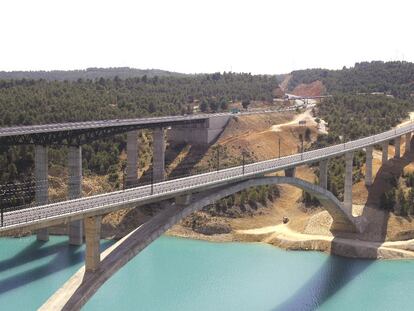 El viaducto de Contreras (Cuenca) es una de las obras más complejas incluidas en el nuevo trayecto de alta velocidad.