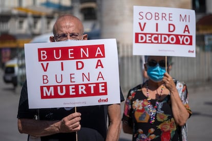 Activistas de la asociación Derecho a Vivir Dignamente se concentran para celebrar la entrada en vigor de la ley de la eutanasia en la Puerta del Sol en Madrid.