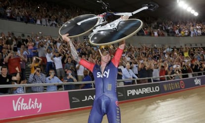 Wiggins levanta en alto su Pinarello tras batir el récord de la hora en Londres.