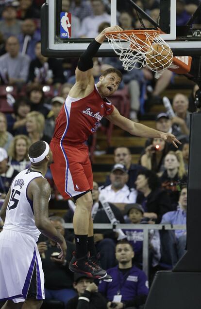 Blake Griffin machaca el aro ante DeMarcus Cousins