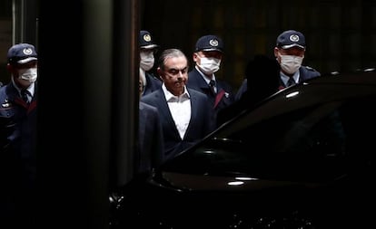 El expresidente de Nissan, Carlos Ghosn, es escoltado cuando sale del Centro de Detención de Tokio, tras salir en libertad bajo fianza.