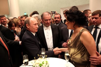Anna Netrebko saluda a Vladimir Putin en presencia del director de orquesta Valeri Gergiev en mayo de 2013. 