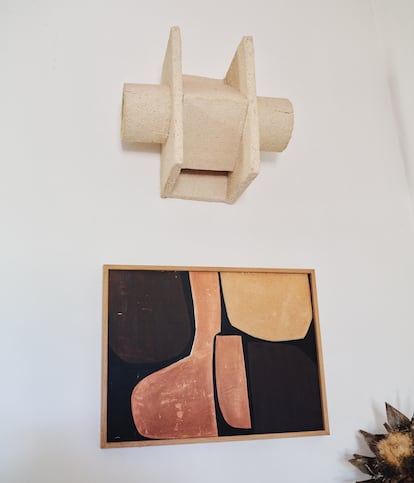 En la habitación, aplique cerámico de Karel Balas e impresión de Louise de Lima (Craft Gallery).