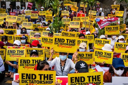 Manifestantes se reúnen frente a la embajada de Estados Unidos para protestar contra el golpe militar del 16 de febrero de 2021 en Yangon, Myanmar.