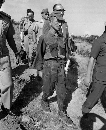 El exteniente japonés Hiroo Onoda, que vivió escondido en las selva de Filipinas durante tres décadas sin saber que la II Guerra Mundial había terminado, falleció este jueves en Tokio a los 91 años, informó la cadena pública NHK. Hiroo Onoda, el 10 de marzo de 1974, tras su rendición, en la isla filipina de Lubang.