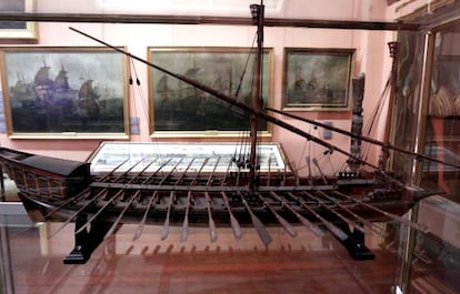 Modelo de galera menor o galeota en el Museo Naval y, abajo, cédula real de 1642 que libera a un galeote.