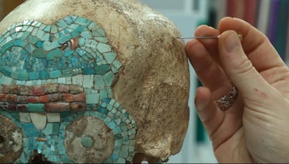 Una especialista estudia el pegamento del cráneo precolombino que se expone en el Museo de Etnología de la ciudad holandesa de Leiden.