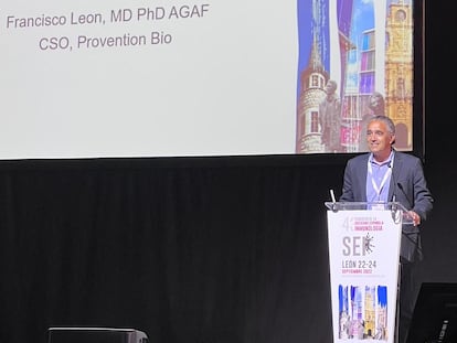 El inmunólogo español Francisco León durante una conferencia sobre inmunología en León en una imagen cedida.