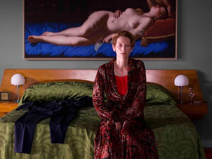 La actriz Tilda Swinton protagoniza 'La voz humana' de Pedro Almodóvar. Encima de su cama cuelga una reproducción de Venus y Cupido, cuyo original fue pintado en 1625 por la artista barroca Artemisia Gentileschi