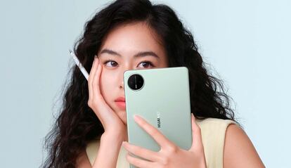 Chica utilizando el tablet Huawei MatePad Mini