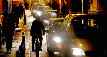 Un ciclista circula por una de las calles del barrio del Carme.
