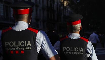 Dos mossos d'esquadra a Barcelona.