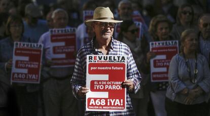 Concentración este viernes contra la despoblación del mundo rural en la plaza del Torico en Teruel.