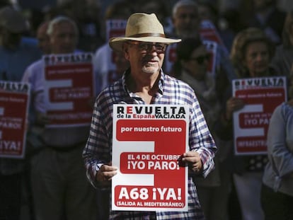Concentración este viernes contra la despoblación del mundo rural en la plaza del Torico en Teruel.
