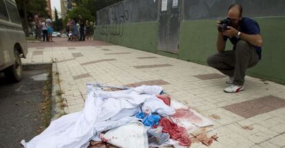 Un fotógrafo capta imágenes de los restos del crimen de Málaga.