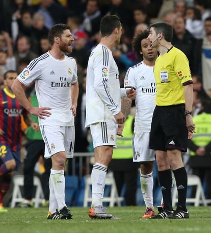 Xabi Alonso, Ronaldo y Marcelo protestan al arbitro