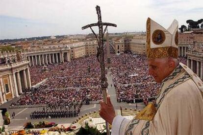 Más de 100.000 fieles se concentraron ayer en la plaza de San Pedro para recibir del papa Benedicto XVI la bendición <i>urbi et orbi.</i> En primer plano, el pontífice en el balcón del Vaticano.