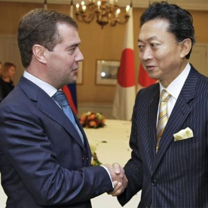 El presidente ruso, Dmitri Medvédev, y su homólogo japonés, Hukio Yatoyama, ayer en Nueva York.