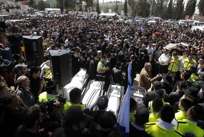 Cientos de personas rodean los cuerpos de los tres niños y el rabino asesinados este lunes en una escuela judía de Toulouse en el mayor cementerio de Jerusalén.