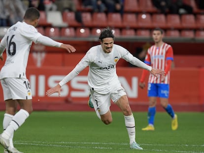 Edinson Cavani celebra su segundo gol para el Valencia ante el Sporting este miércoles en Gijón.