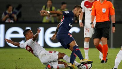 Neymar sofre uma falta de Tielemans pouco depois de entrar em campo na Supercopa francesa.
