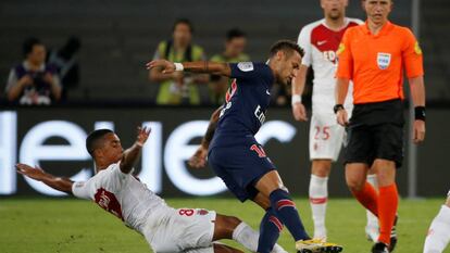 Neymar sofre uma falta de Tielemans pouco depois de entrar em campo na Supercopa francesa.