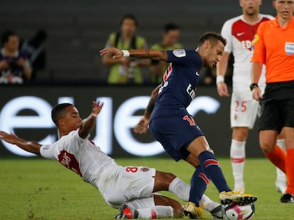 Neymar sofre uma falta de Tielemans pouco depois de entrar em campo na Supercopa francesa.