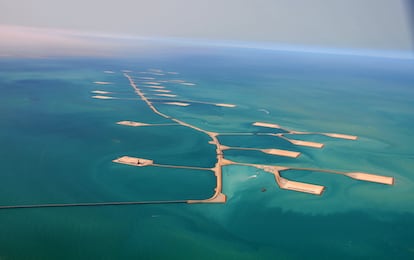 Despliegue de islas artificiales en un campo petrolífero marino de Aramco, la empresa que lidera la lista de los 100.